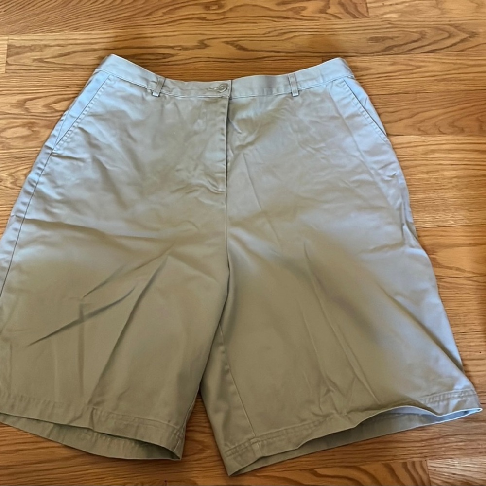 Lands’ End Chino Shorts Plain front tan khaki size 18 women’s EUC.